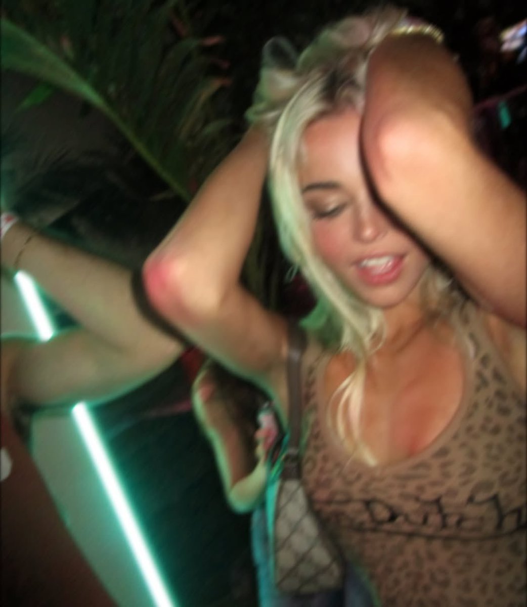 SarahSinsX's tweet photo. I’m a wild girl I know https://t.co/AjPlP2V7UG