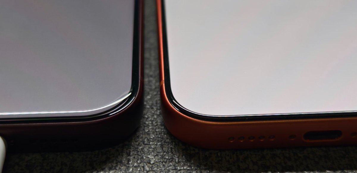 sunnny1583's tweet photo. iPhone 18 Pro vs iPhone 17 Pro bezel comparison…

The difference is barely noticeable, but the 18 Pro does have slightly thinner bezels.

Can you even tell the difference? 🙄 https://t.co/z6veWD7zrx