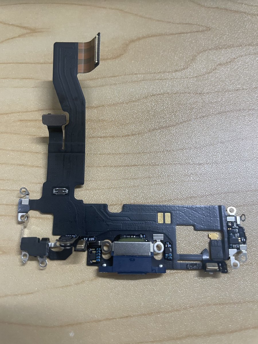 daione_baba's tweet photo. 本日はiPhone 12の充電口修理をご紹介📱✨ 
水に濡れた後、充電できなくなった端末を点検したところ、浸水による腐食が発生していました。
ドックコネクターを交換し、無事に正常に充電できる状態へ復旧。
水没後の不具合は早めの点検がおすすめです！

#iPhone修理 #水没修理 #充電口修理 #高田馬場 https://t.co/Tr36vJm8YA