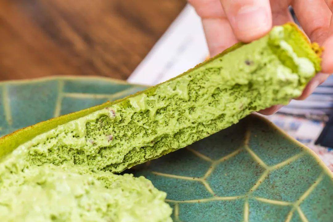 softb729950's tweet photo. Just shared a bag of crispy matcha cookies with my desk mate—snack breaks make every workday way sweeter! https://t.co/rWLwhaI3JY