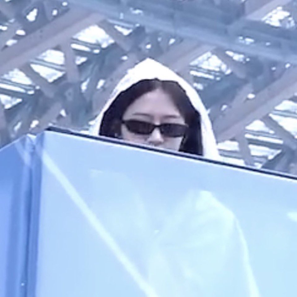 yujinsbirthmark's tweet photo. can yall give me more of this genre of yujin these pics give me comfort https://t.co/YmqySiJJRK