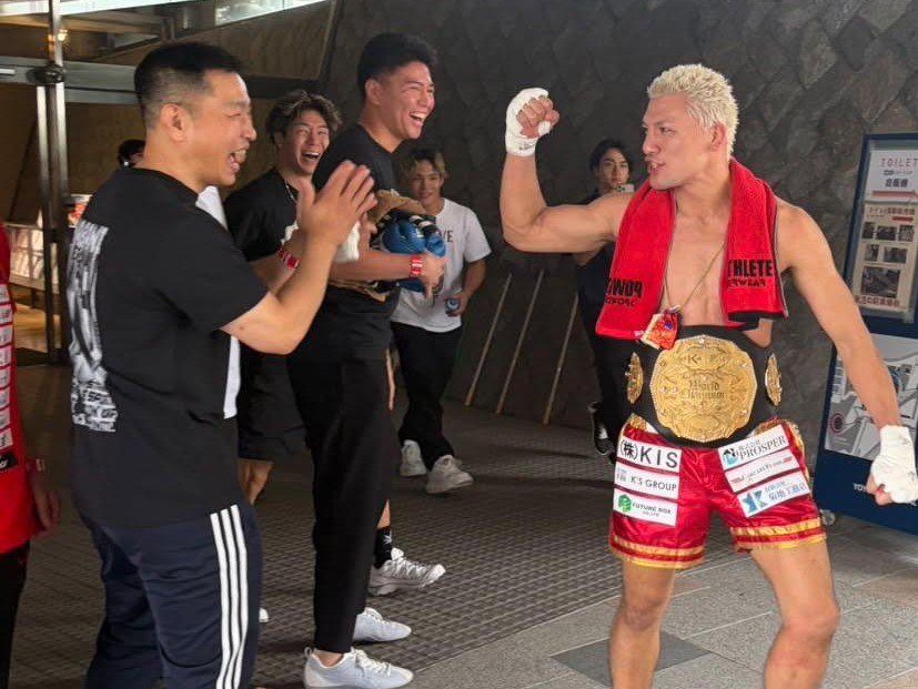 K1GYM_OMIYA's tweet photo. 練習仲間だから、サムさんの人間性が素晴らしいから、みんな心から喜んでいる。

K-1の試合で泣いたのは2回目。

魂震える試合、本当にありがとうございました！

ゆうし、素晴らしい写真ありがとう！ https://t.co/AMFTFEXX84