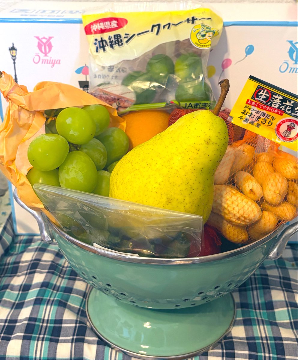 siroCo711's tweet photo. フルーツ定期便が届いた。シークワーサーってどうやって食べるんだ？秋の味覚だねえ https://t.co/1IWfI76oVI