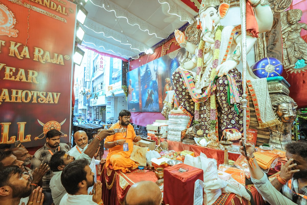 SuryahSG's tweet photo. Attended the Vinayagar Chaturthi worship program grandly organized by the BJP Youth Wing in Sowcarpet, Chennai, along with State Youth Wing Secretary Thiru. Akhil Kumar.

சென்னை சௌகார்பேட்டையில் பா.ஜ.க இளைஞரணி சார்பாக விநாயகர் சதுர்த்தி வழிபாட்டு நிகழ்ச்சி மிகச் சிறப்பாக நடைபெற்றது. இந்நிகழ்வில் பங்கேற்று, விநாயகப் பெருமானை தரிசித்து வழிபாடு செய்தேன். மேலும், மாநில இளைஞரணி செயலாளர் திரு. அகில் குமார் உடனிருந்தார்.