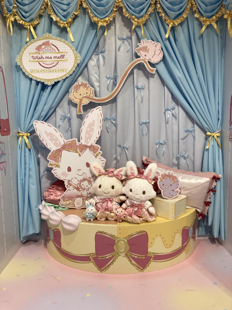 mell_okigae's tweet photo. 新フォトスポット、メルちゃんの可愛い声がずっと流れてて幸せすぎる🥰備え付けのメルちゃんと���べたらうちのメルメル黄ばんでて泣いちゃった https://t.co/4KGrFCxTm4