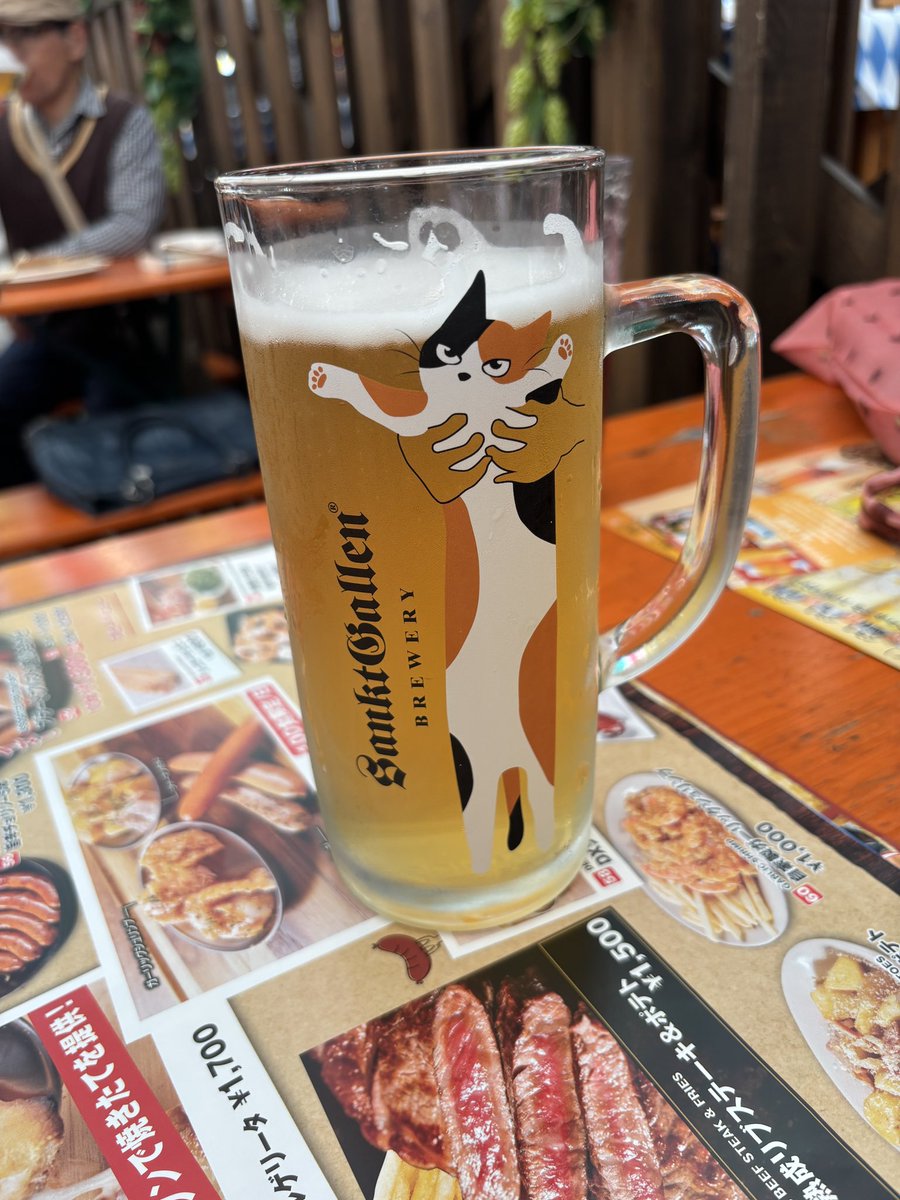 BJORK_MHWIB's tweet photo. 赤レンガ倉庫でオクトーバーフェスきたー
目当ての猫ジョッキも無事ゲット https://t.co/Azq6tI57oe