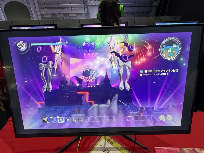 gamewith_review's tweet photo. 【TGS2026 現地レポ】
■ワンオアエイトブース
『ワロタ、俺の家のとなり魔王城www』を試遊！

村の隣で魔王がライブを開き、熱狂した魔物が���ってくる村づくりRPG。

試遊は村づくりとダンジョン攻略の2モードから選べます。ダンジョンでは女神像で「祝福」を選び、回避のたびに落雷が出るビルドを組めました。

試遊は10台・15分、整理券なし。試遊後にステッカー、来場者にペンライト。踏まれる構図で撮れるフォトスポットもあります。

#ワロタ俺の家のとなり魔王城www #tgs2026

▼2モードの中身と、配布物の入手条件まで
https://t.co/NIJM1rfO8E
