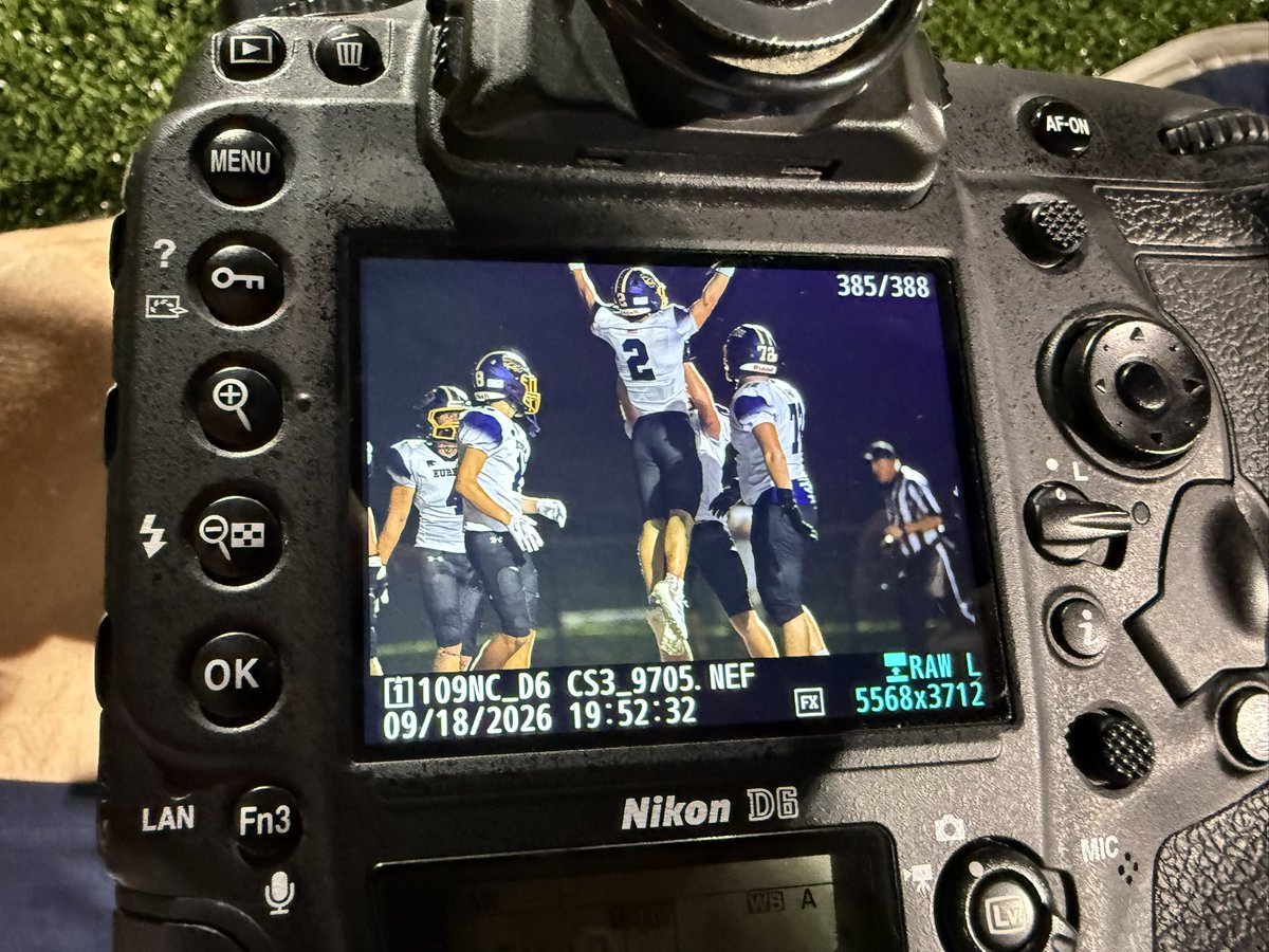 CheapSeatsPhoto's tweet photo. Final
@EurekaFootball - 22
@RSHS_Football - 7

@EHSActivityDir @EhsFbBoosters @sink_corey @b_pearson @myleaderpaper @hssportscaravan
@STLhssports @GSV_Acct @MoScoreboardGuy
@missouri_sports https://t.co/52Vrc1jdBd