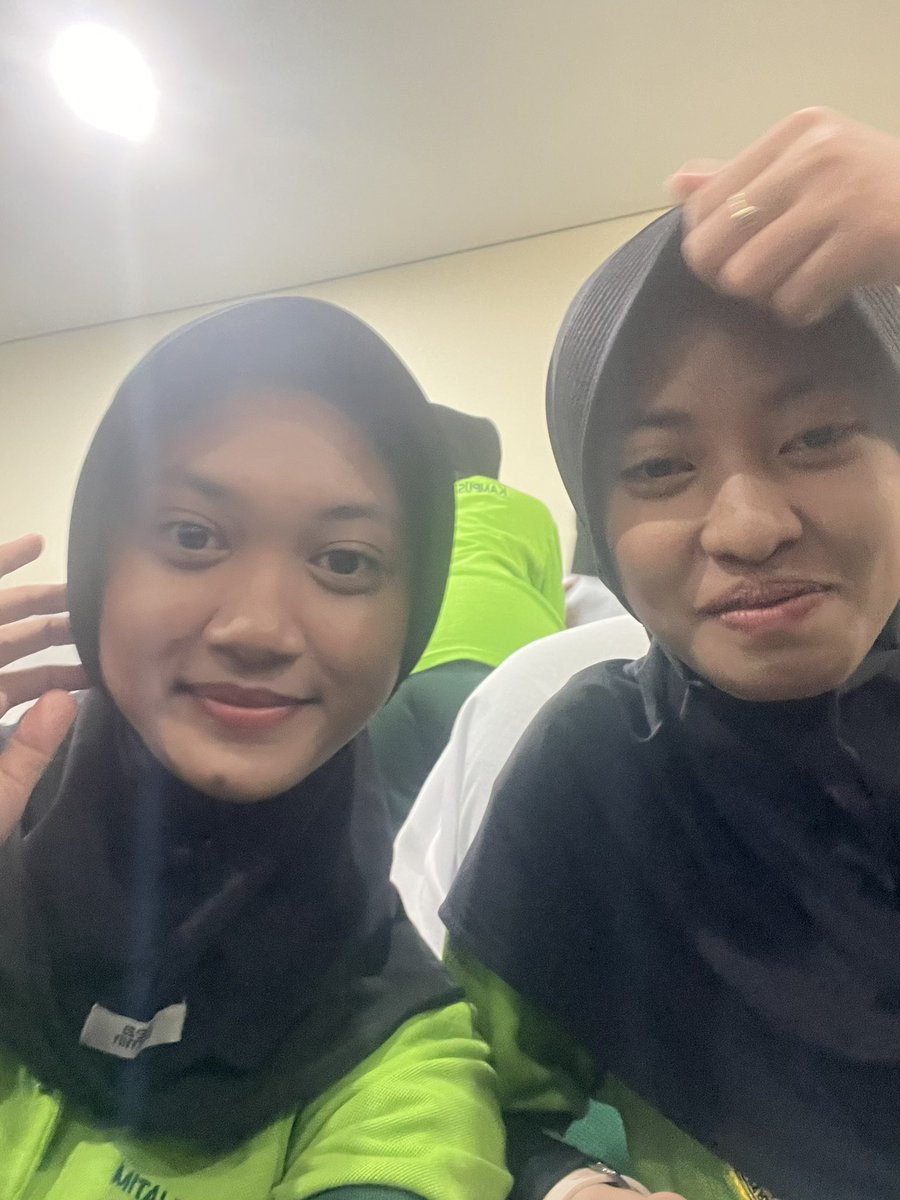 good4ruuu's tweet photo. yang bilang stabilo, green screen, jaket gojek grab, tukang parkir fix hatters💜😌 https://t.co/UyraD6QOfh