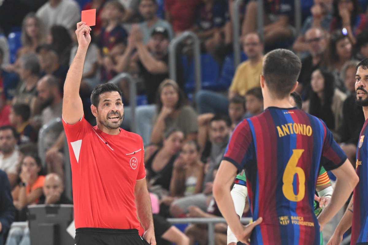 CoGAFS's tweet photo. 🏆 Liga Prime | Apertura | Jª 2

👥 Carlos Panadero / Héctor Mayo
👥 Brian Torquemada / Montserrat Llamazares 

@FCBfutbolsala 🆚 @peniscolafs

📸 @ErnestoAradilla

#futsal #aretofutbola #futsalreferee #barcelona #cogafs https://t.co/rTHQTEKaVw