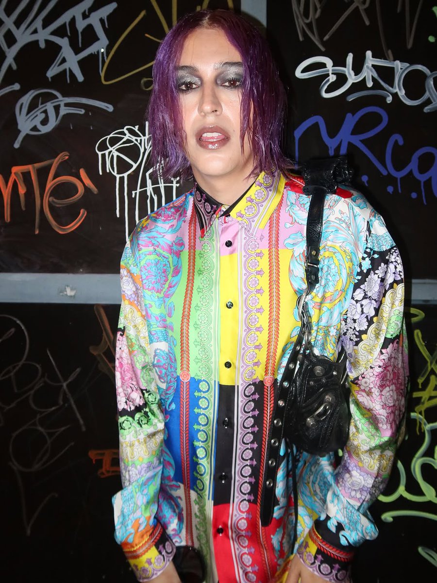 Jon_Gustavo's tweet photo. Desculpa aí, BASICAS, eu vim mesmo foi pelo DRAMA!!
Ser punk hoje em dia é usar um monte de cores 🩷❤️🧡💛💚🩵💙💜 https://t.co/bwfkyCS0P1