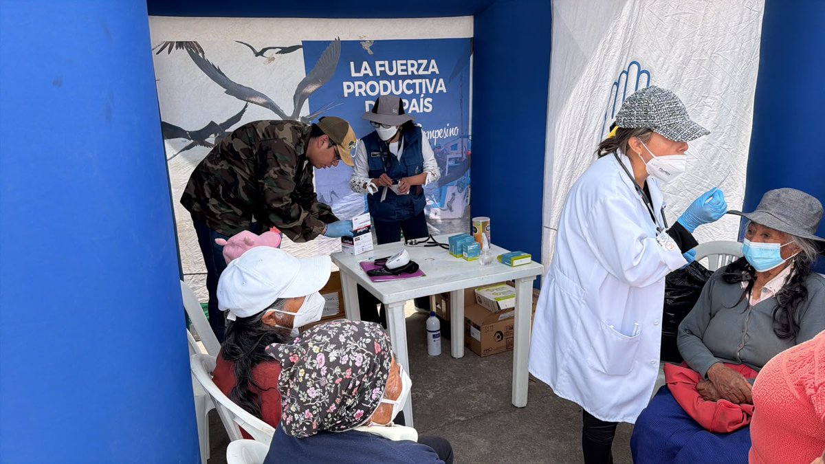 IESSPichincha's tweet photo. #ParaEsoEstamos | Cuando la comunidad necesita apoyo, nosotros estamos ahí.✅

El @IESS_SSC🌾 activó una brigada de atención integral en el cerro Casitahua para acompañar con un centro de acopio a las familias afectadas por los últimos incendios forestales. 🔥

Entregamos agua y alimento para @BomberosQuito así como medicinas y bienestar para más de 150 familias.