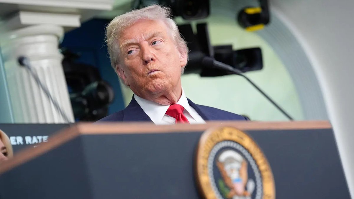 JakubMokotow's tweet photo. Pytanie do Donalda Trumpa: Czy pomożecie nam, jeśli Rosja zaatakuje Polskę?

„Macie wspaniałego prezydenta, który jest wielkim fanem Donalda Trumpa”.

To jakiś gang debili. https://t.co/Vm66CxeKGD
