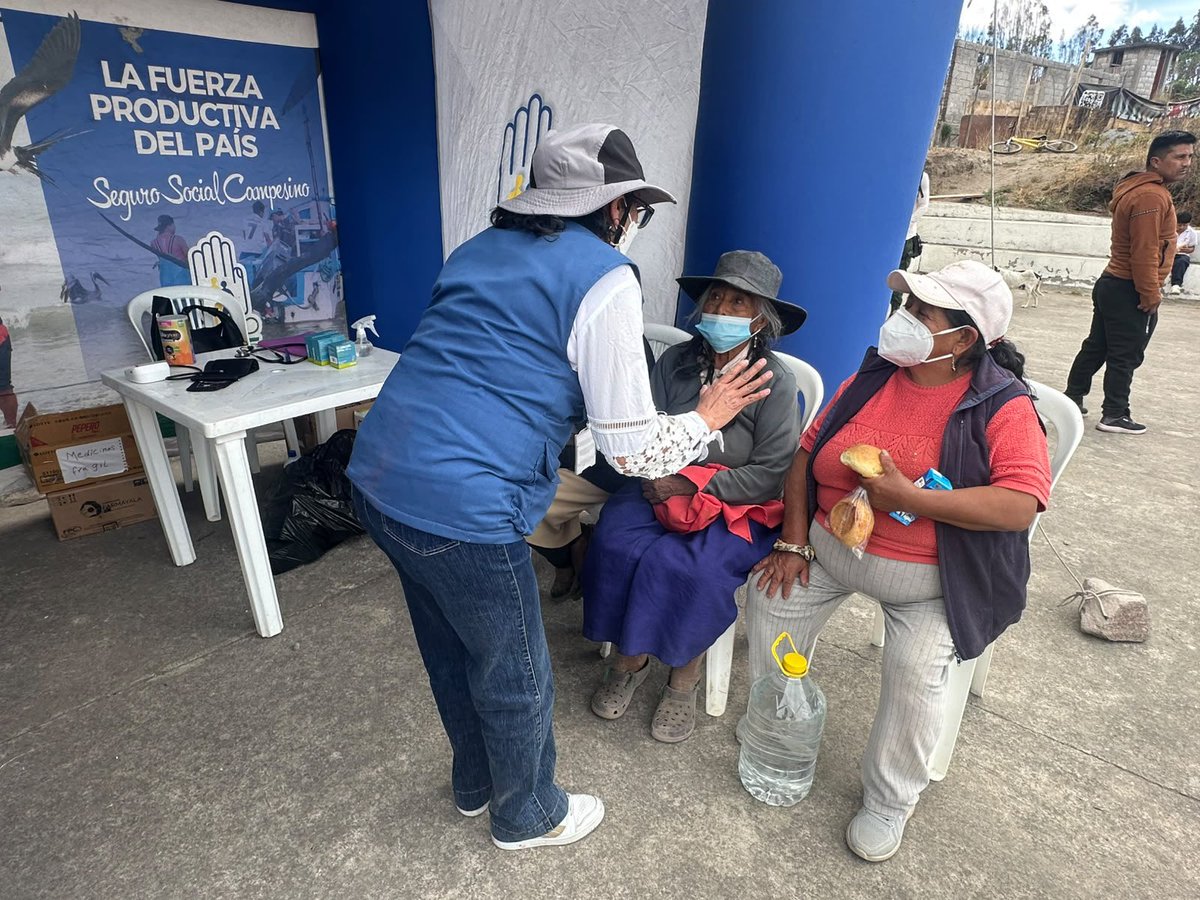 IESS_SSC's tweet photo. Desde el Seguro Social Campesino, estamos junto a nuestras comunidades afectadas por los incendios, brindando apoyo y acompañamiento en territorio. https://t.co/OTDNEd6Cyf