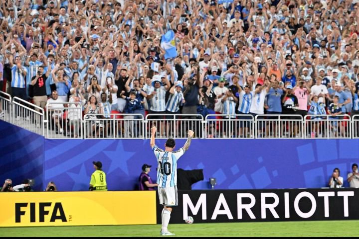lilololis25y's tweet photo. Leo, Argentina still needs you. 🇦🇷❤️
We don't want a farewell. We want more memories, more matches, more moments in the Argentina shirt.
If you want Leo to stay, share this and use: #LeoStayArgentina 🐐🇦🇷❤️‍🩹 https://t.co/yyImn0kmwa