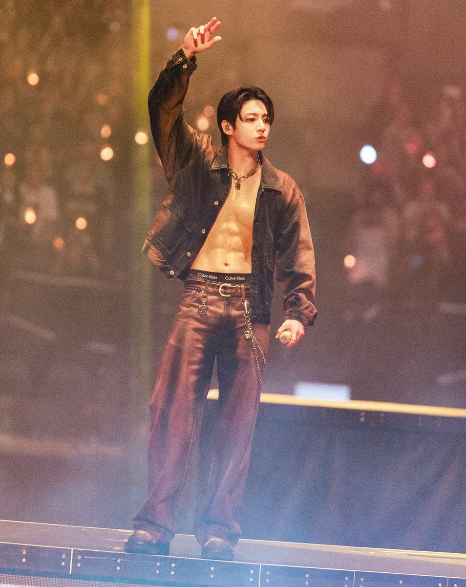 btsbrasil_on's tweet photo. 📸 Novas fotos do Jungkook no show de LA D-4 pela Calvin Klein.

Mais desse JK em HD para quem não superou esse surto! 😮‍💨

Não tinha como a CK ter escolhido um embaixador mais perfeito! 🔥

#BTSJK #JKxCK #JungkookxCalvinKlein https://t.co/sP0ILegkOJ