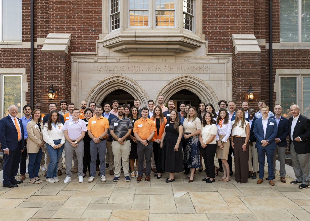 HaslamUT's tweet photo. 📣 Happy Big Orange Friday, Haslam Vols, from the Haslam Young Alumni Board! #HaslamReady #HaslamEngaged #HaslamPrepared https://t.co/QEjoXKevX6
