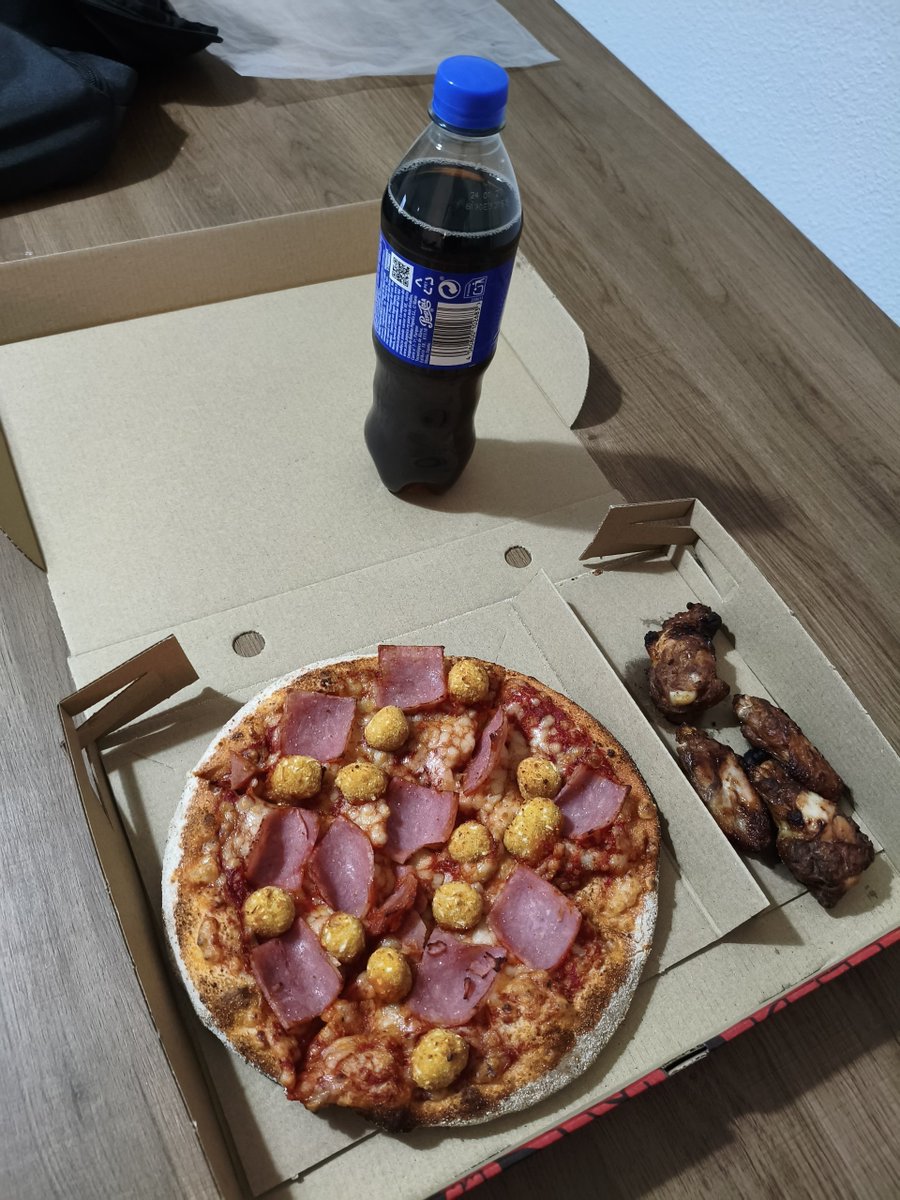 TelepiFan's tweet photo. Pedido del 18/09/2026 @telepizza_es lo reclamentario chicos 😎 https://t.co/SIaHCGOi0m