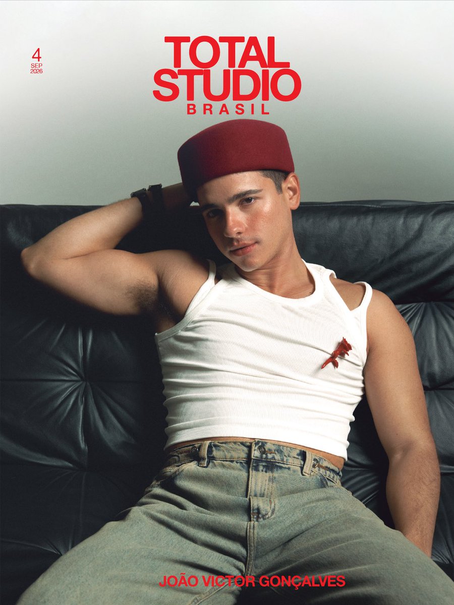 TOTALSTUDIOBR's tweet photo. Com vocês… João Victor Gonçalves @jvgoncalvesof! Revelação da teledramaturgia em #QuemAmaCuida brilha em cover story especial do nosso 4° volume. Em entrevista exclusiva ao jornalista @EdnaldoFonseca_, fala sobre representatividade, a torcida MALIPE e abre o coração. https://t.co/O1zqr4LJek