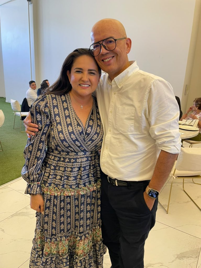 Jorge_MoralesB's tweet photo. GOBERNADORA!! Aquí casual. Con la futura Gobernadora de Sonora. El 2027, el 2030, el 2036 y el 2042. Estoy seguro que un día lo será. @CelidaLopezc @Los60Segundos https://t.co/74VhsSFrWe