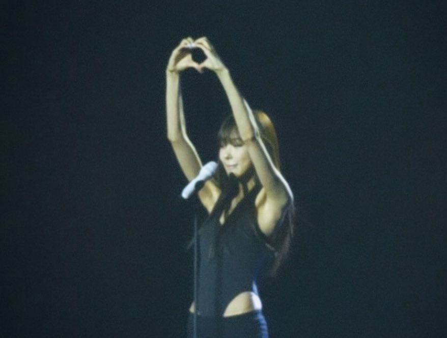 calorivyc's tweet photo. her arms i can’t do this https://t.co/mHSSVdel7p