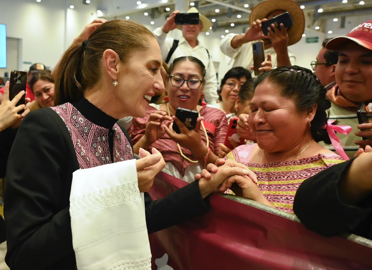 martibatres's tweet photo. Hoy también estuve acompañando a la Presidenta @Claudiashein en 𝗤𝘂𝗲𝗿𝗲́𝘁𝗮𝗿𝗼, donde continuó su gira de Honestidad y Resultados. El pueblo le recibió con alegría por escuchar los alcances de los Programas de Bienestar que cada año llegan a más personas.

https://t.co/c4cCtRGmKx