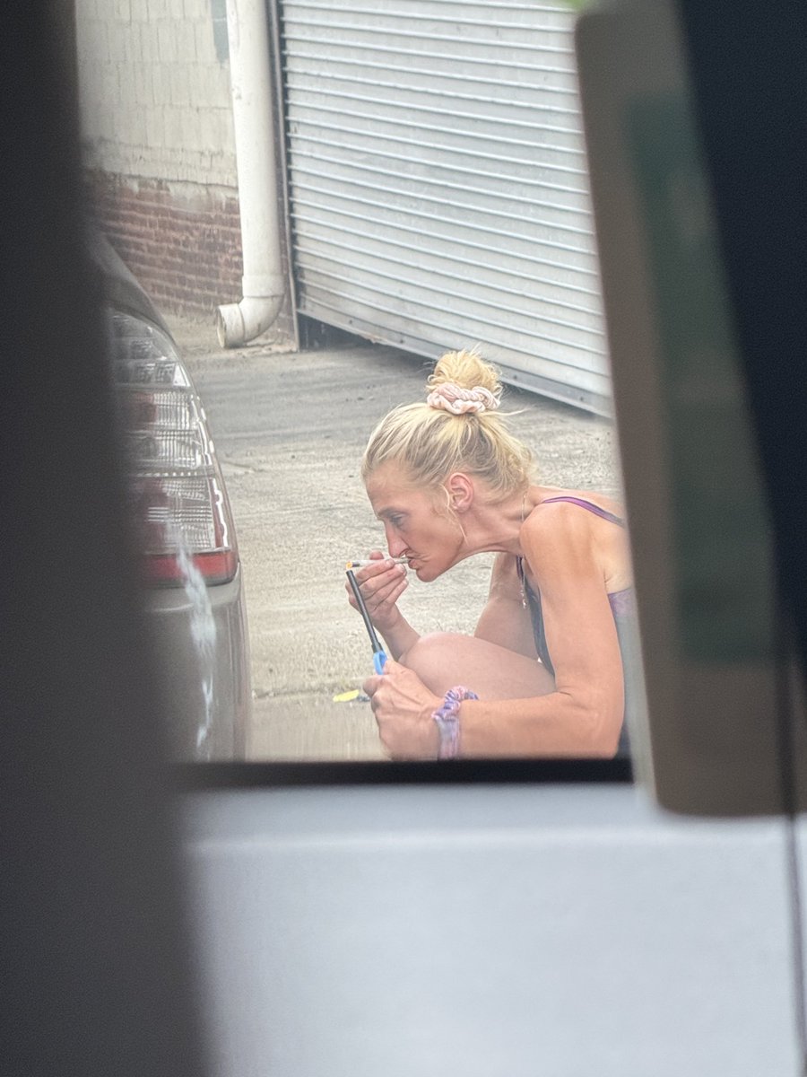PeaceLoveau's tweet photo. #crackheads #gumjobs Crackwhore https://t.co/9cP3JZCNhf