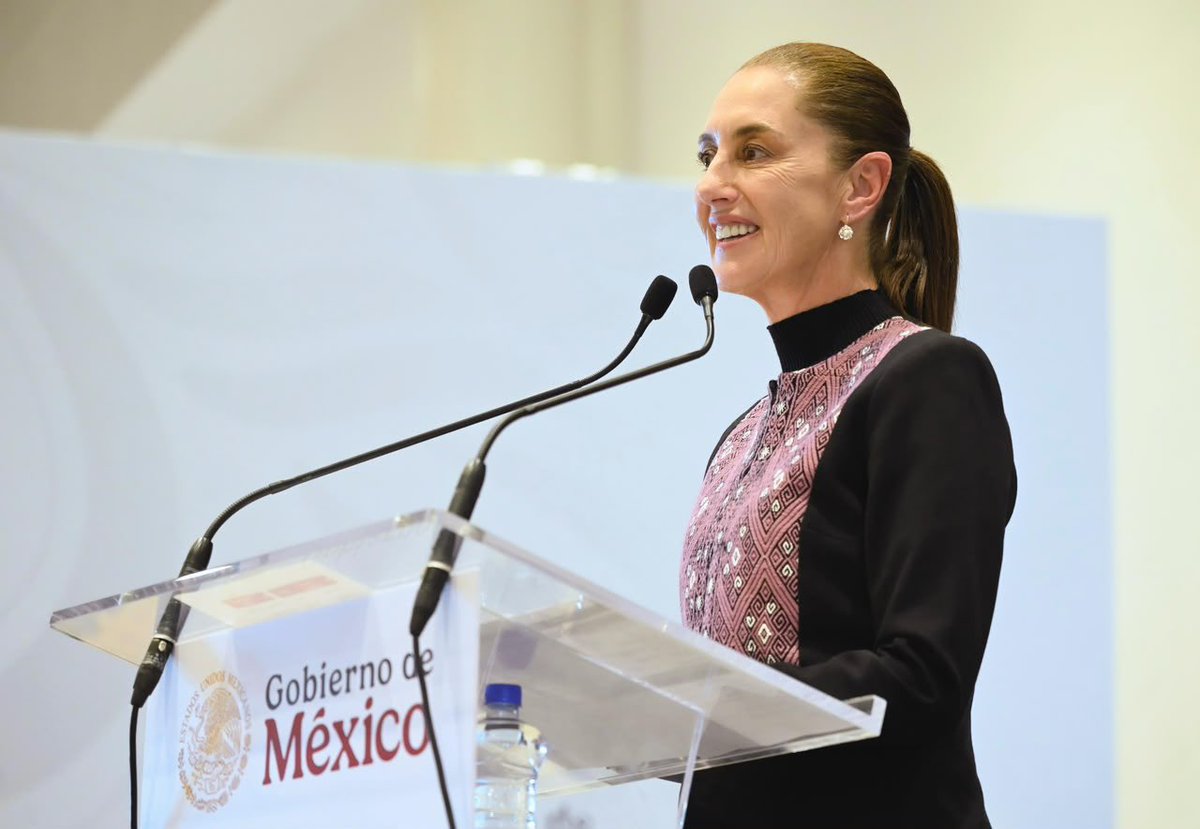 rosaicela_'s tweet photo. Al grito de ¡Presidenta! ¡Presidenta!, miles de queretanos mostraron su respaldo a nuestra mandataria @Claudiashein. La gira #HonestidadYResultados reafirma que la transformación se construye desde el territorio. 🇲🇽 @Letamaya @josefinarodzam @ccurieldeicaza @Mary_Luisa_AG @DKershenobich @martibatres @BuenGobierno_mx