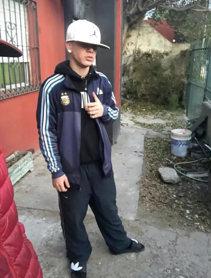 tetemisu's tweet photo. la manera en la que no tengo preparado nada para el concierto voy a caer así https://t.co/C1UNbWiTBf