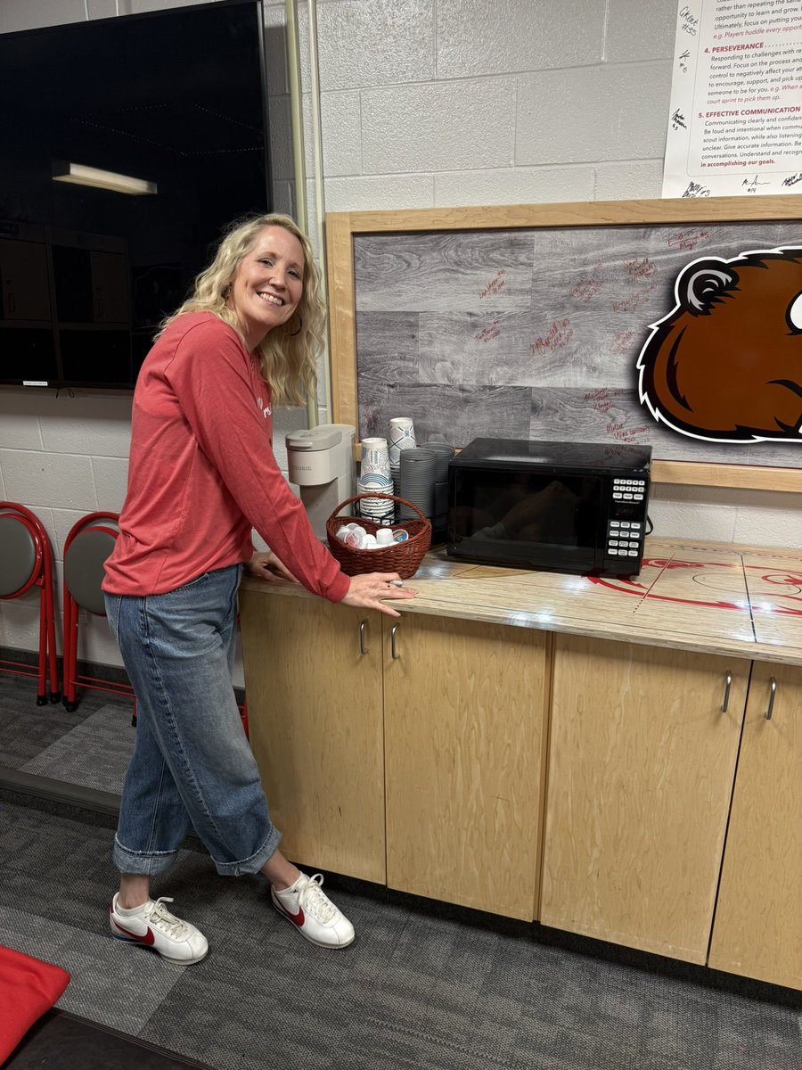 MSUBeaversWBB's tweet photo. 𝓛𝓲𝓼𝓪 𝓙𝓸𝓱𝓷𝓼𝓸𝓷
‘𝟗𝟖-𝟐𝟎𝟎𝟎
Lisa was also a part of the winning team when Minot State produced back-to-back 18-win seasons! She played in 56 games for the Beavers, contributing 4.4 PPG & 2.5 REB, collecting 29 assists and 41 steals! #BuildTheDam https://t.co/7MZeAlzBHB