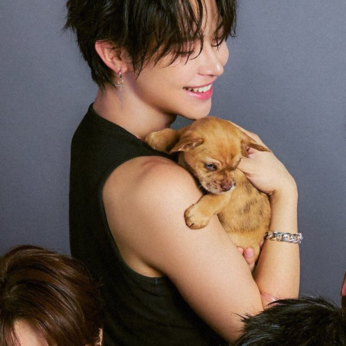 nekozjuu's tweet photo. this is killing me why's he posing like a mother https://t.co/7i5dSx3Lwz