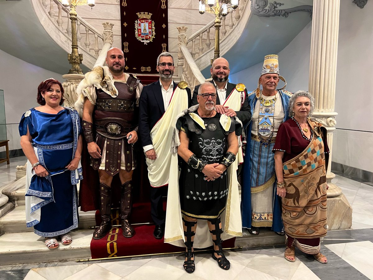 Manolo_Torres_'s tweet photo. ⚔️ ¡Tropas y legiones reviven nuestra historia!

Cartagena vuelve a salir a la calle, el campamento se llena de vida y nuestras fiestas ya están en marcha.

Acabamos de disfrutar del encendido y del pregón de El Langui. Y esto no ha hecho más que empezar. ❤️💛

¡Viva Cartagena! https://t.co/4irFWJwQ1G