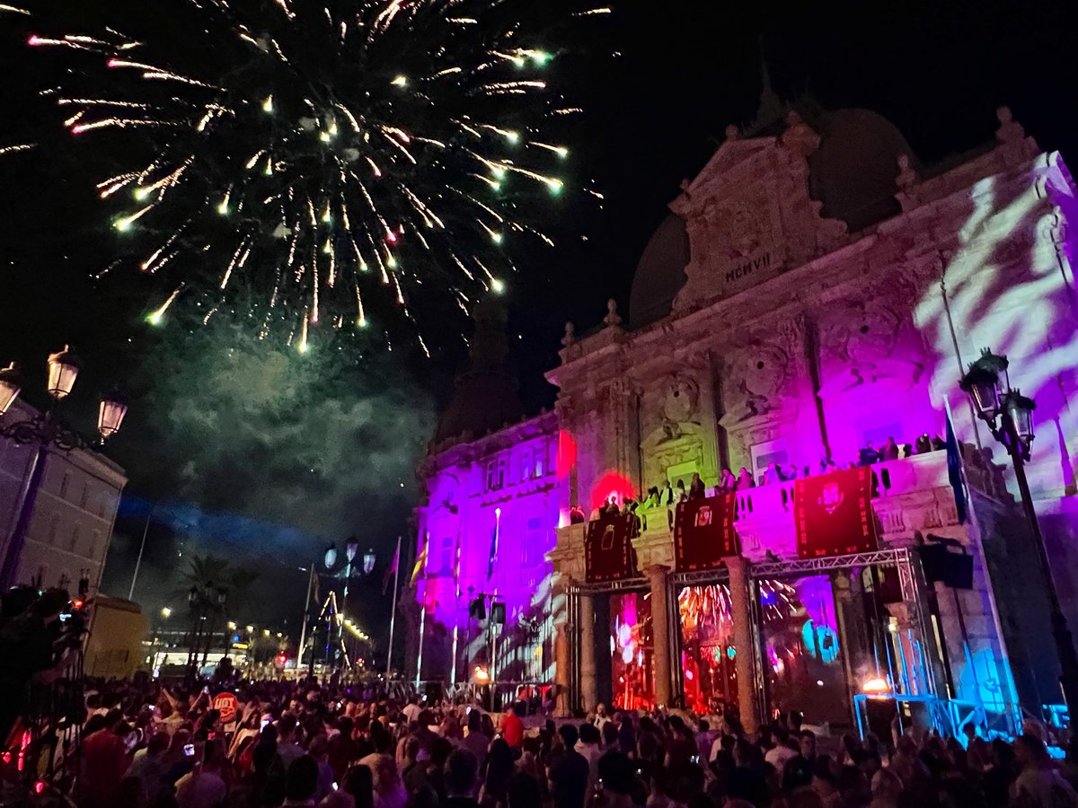 Manolo_Torres_'s tweet photo. ⚔️ ¡Tropas y legiones reviven nuestra historia!

Cartagena vuelve a salir a la calle, el campamento se llena de vida y nuestras fiestas ya están en marcha.

Acabamos de disfrutar del encendido y del pregón de El Langui. Y esto no ha hecho más que empezar. ❤️💛

¡Viva Cartagena! https://t.co/4irFWJwQ1G