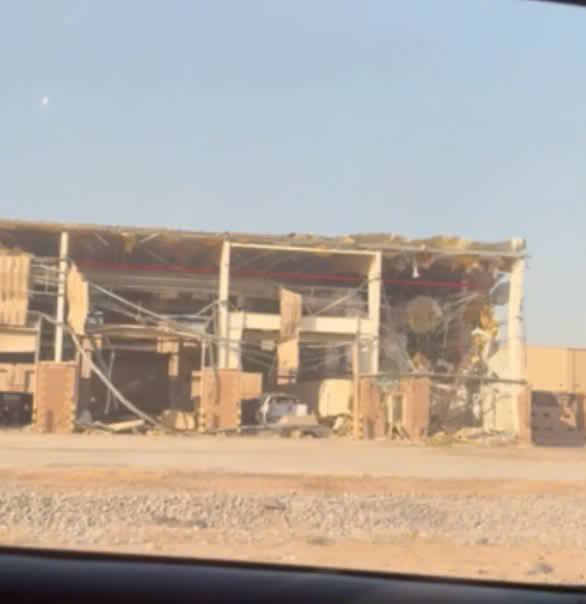Nexo_Latino's tweet photo. 📷🔴 Difunden imágenes de los graves daños en la base estadounidense Camp Arifjan en Kuwait

🔽 El medio Midas News publicó cinco imágenes que, según afirma, muestran nuevos detalles de las consecuencias del ataque iraní contra bases estadounidenses en territorio kuwaití. https://t.co/6RwKMGDqNB