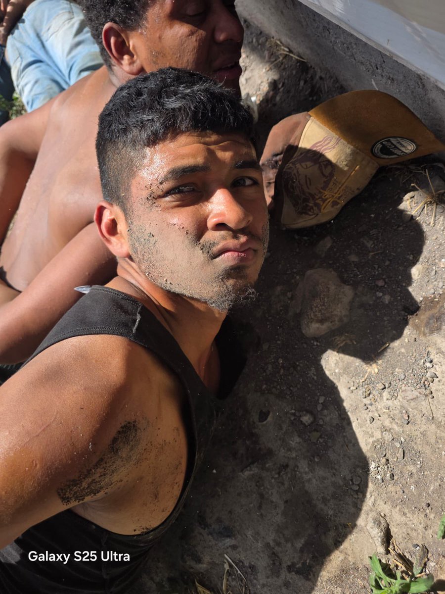 JohnReimberg's tweet photo. DESARTICULADA BANDA EN IBARRA: DIEZ APRESADOS EN FLAGRANCIA.
El operativo fue ejecutado por la Policía Nacional con apoyo de sus equipos tácticos donde 10 sujetos, entre ellos un INDIVIDUO DE INTERÉS PENAL RELEVANTE, que se dedicaban a cometer delitos de acción penal pública. 
Resultados
•10 ciudadanos aprehendidos, entre ellos 1 IIPR. 
•4 fusiles y 1 pistola incautados. 
•10 terminales móviles. 
•2 vehículos aprehendidos. 
•Varios indicios asociativos relacionados con la actividad delictiva. 
Operación en desarrollo.