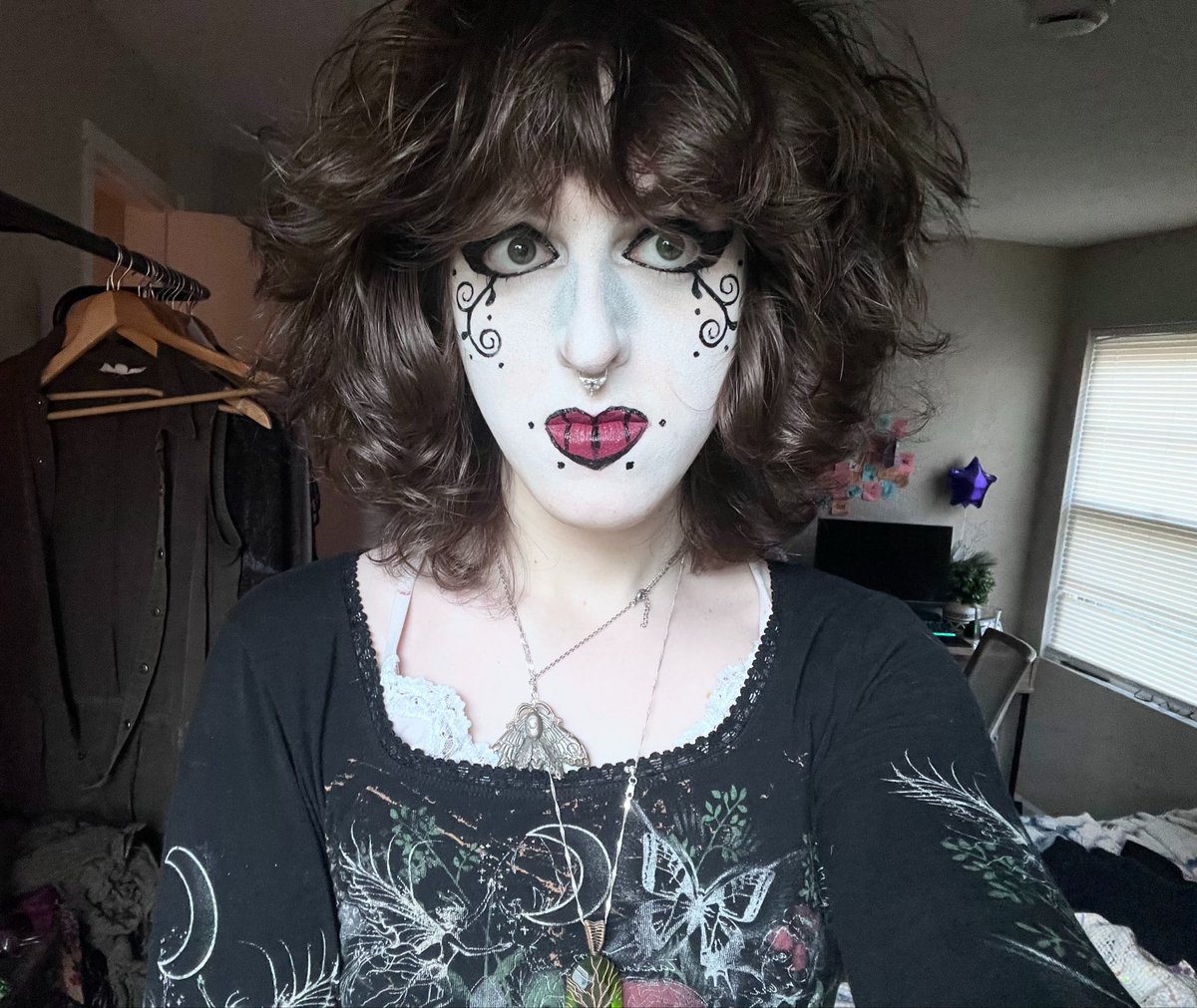 spiral_moth's tweet photo. i can’t believe i forgot to post this pic when i did my goth look. this has become my favorite selfie ever, i felt so pretty and euphoric here >_< https://t.co/62yMMuTuBe
