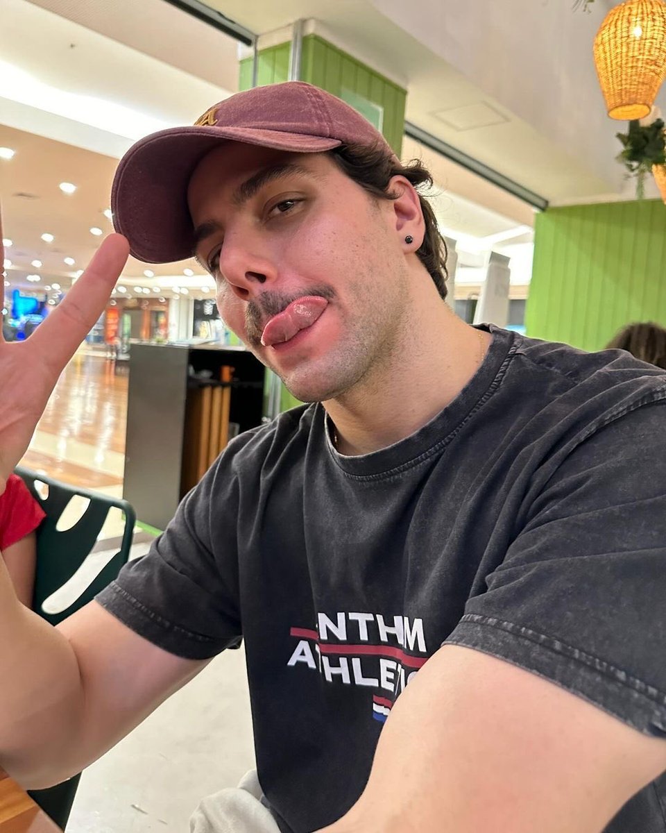 akiraskzz_'s tweet photo. Quando eu to triste mas aí eu lembro que ainda não assisti meu youtuber favorito:
T3ddy💗 https://t.co/fwlDTfDCKD