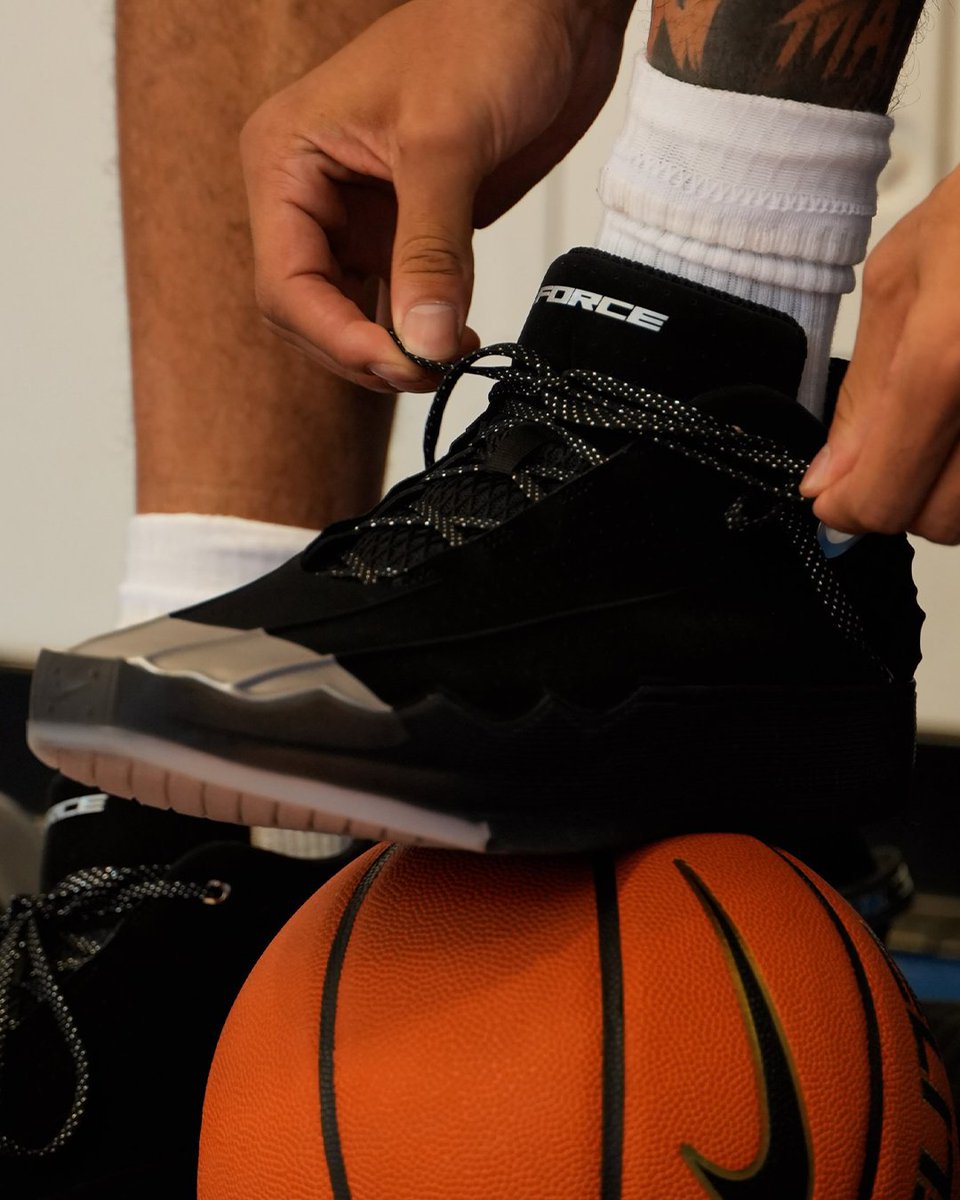 ComplexSneakers's tweet photo. Kansas Jayhawks’ freshman Tyran Stokes gives us a first look at a new Nike basketball model in a low and high-top, Stokes signed an NIL deal with Nike in October 2025.

📸: (IG) _thetyranstokes https://t.co/rrXemCktxp