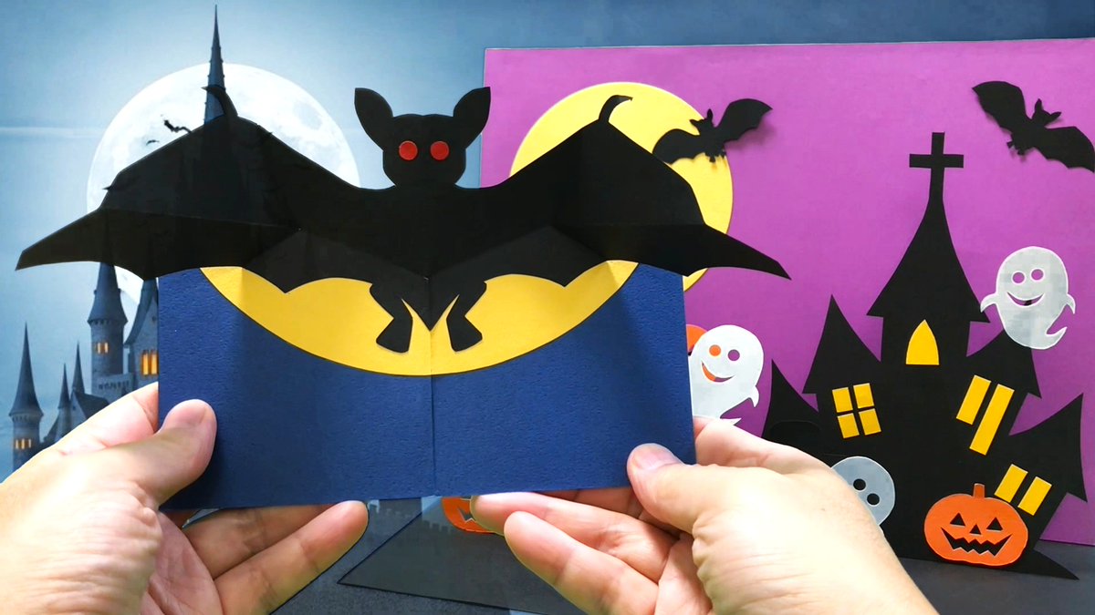 hand_funky's tweet photo. カードを開くと突然コウモリが羽を広げる、驚きと恐怖を楽しめるハロウィン向けのカードです。月夜の墓場から舞い上がるような、怪しくて怖い雰囲気をお楽しみください。

コウモリのカードの作り方
https://t.co/6m29hlgUcV

#ハロウィン #カード https://t.co/4cOmapZ1M6