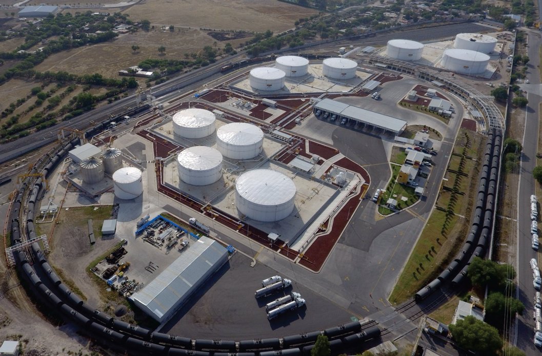 petroleoenergia's tweet photo. Gas Natural del Noroeste S.A. de C.V.  confirma licitud y regulación de su terminal en #Guanajuato...

Gas Natural del Noroeste confirma que la operación de su Terminal de almacenamiento en San José Iturbide, #Guanajuato, cumple con todos los permisos y regulaciones federales, estatales y municipales vigentes.

Desde hace nueve años, Gas Natural del Noroeste S.A. de C.V.  opera la Terminal bajo el Permiso de almacenamiento de petrolíferos PL/19344/ALM/2016 y sus modificaciones posteriores, con vigencia de treinta años. Este permiso fue otorgado por la Comisión Nacional de Energía.

Además, cuenta con autorizaciones ambientales y de seguridad industrial emitidas por la Agencia Nacional de Seguridad Industrial y de Protección al Medio Ambiente del Sector Hidrocarburos, mediante los oficios ASEA/UGI/DGGTA/0313/2016 y ASEA/UGI/DGGPI/2835/2019.

👉 Lee la nota completa aquí: https://t.co/gT5Bt4Qdse