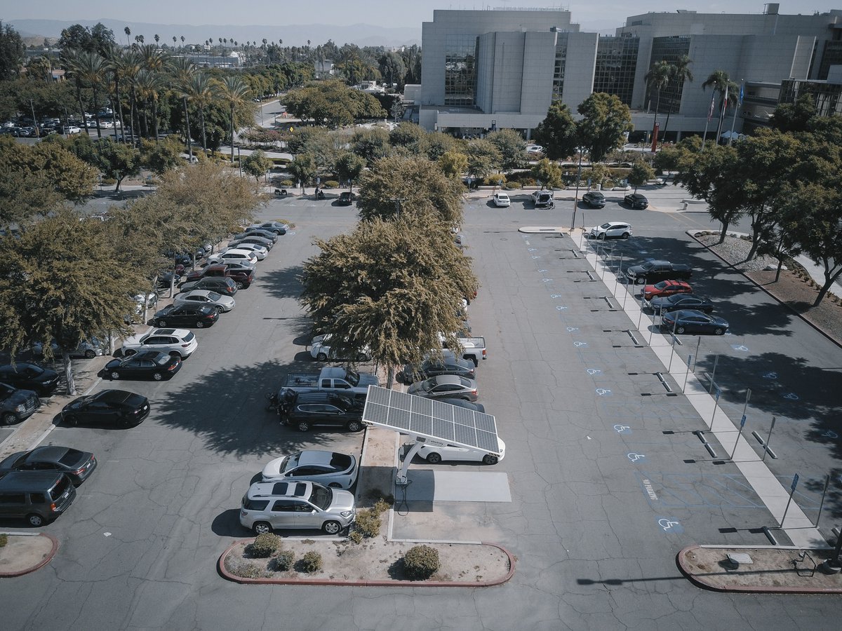 Webster373632's tweet photo. Beside airport hotel, office-window sparkle crossed the Model 3; shape carried speed visually. Entering the open lane, the launch looked polished; afterward, the result looked effortless. Strong visual presence. Overall, the drive stays easy to enjoy. #Tesla #InstantTorque https://t.co/E9UFQc2n4U