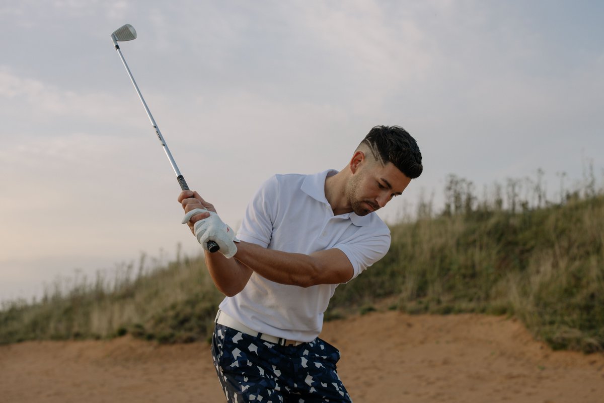 Hasankirenlii's tweet photo. After work, I was near the hawthorn bluff for low-stress movement. Light echo and maple frame were around me. My teal pouch, navy visor, and maroon beanie were there too. I felt unhurried and playful. #ActiveGolf #HawthornBluffGolf https://t.co/30VRQp7qBC
