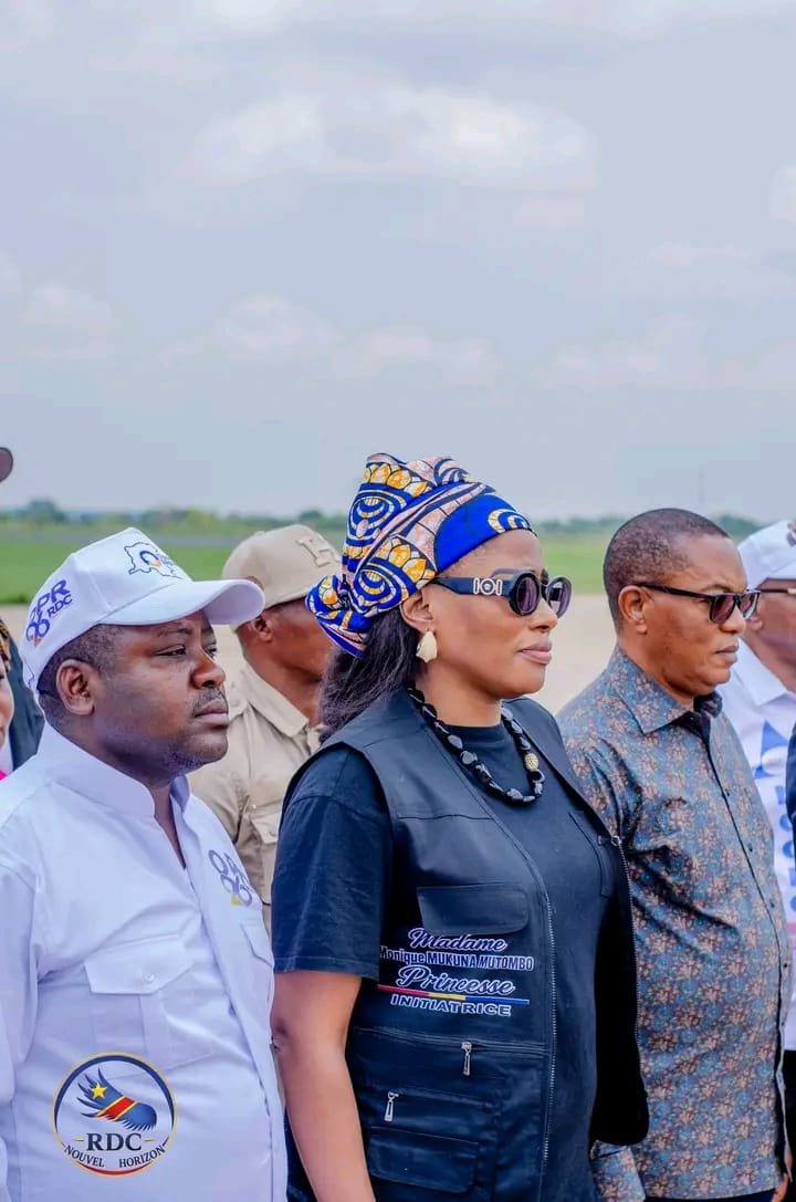 Copaco_rdc's tweet photo. 🚨🚨🚨🚨🚨 KANANGA TOMBE !

Atterrissage réussi du Coordon National OPR26 Hon. Sén. Jean Claude Baende et de ses Adjoints dont John KUDIA (Pdt COPACO).

Accueil ultra chaleureux à l'aéroport. Kananga est en ébullition.

L'OPR26 est là ! ✊🇨🇩

#Kananga #OPR26 #COPACO #RDC https://t.co/CTRimhCsbg