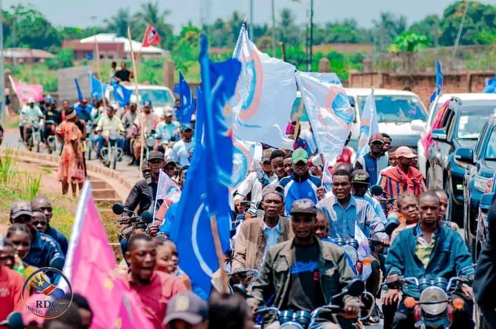 Copaco_rdc's tweet photo. 🚨🚨🚨🚨🚨 KANANGA TOMBE !

Atterrissage réussi du Coordon National OPR26 Hon. Sén. Jean Claude Baende et de ses Adjoints dont John KUDIA (Pdt COPACO).

Accueil ultra chaleureux à l'aéroport. Kananga est en ébullition.

L'OPR26 est là ! ✊🇨🇩

#Kananga #OPR26 #COPACO #RDC https://t.co/CTRimhCsbg