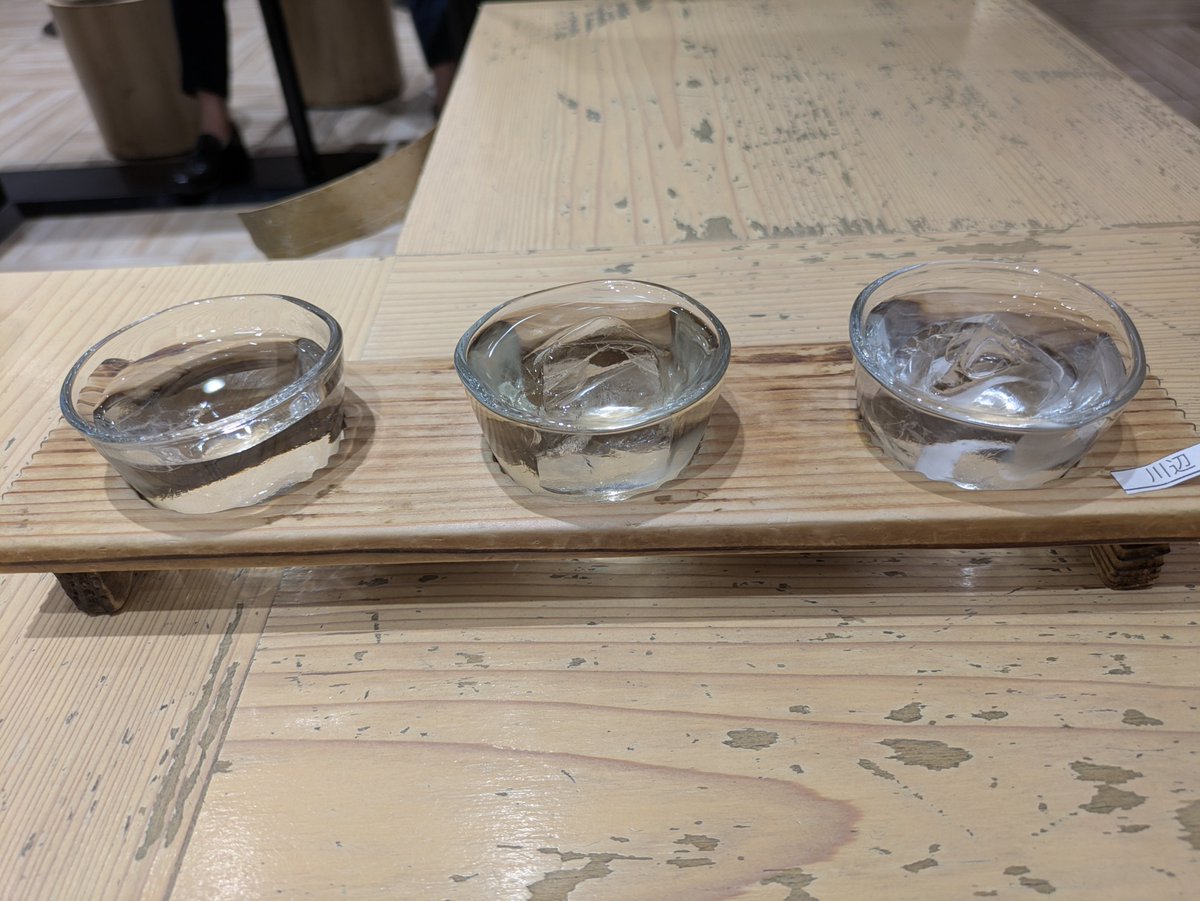 pisyurann's tweet photo. 鹿児島本線熊本駅
併設の肥後よかもん市場内うしじま酒店
熊本のお酒が球磨焼酎はもちろん日本酒やジンなどたくさんある角打ち酒場🍶
飲み比べセットも充実✨✨
列車待ちに最適なお店です！！
#熊本駅　#鹿児島本線　#角打ち　#熊本県 https://t.co/BIM9PTUVyv