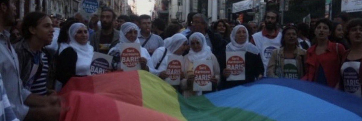 GizliArsiv's tweet photo. DEM Parti’nin tülbentli Kürt annelerini düşürdüğü utanç verici duruma bakın. 😔Yazık ki ne yazık. https://t.co/a45AaOJQSD
