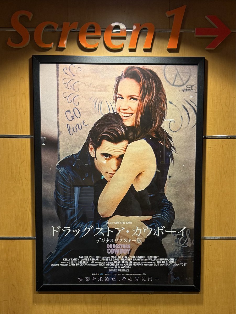 aboutthirdrow's tweet photo. ガス・ヴァン・サント『ドラッグストア・カウボーイ』@シネマート新宿。薬局や病院から様々な薬を盗み出してはハイになる四人の若者たち。もちろんそんな刹那的生活がいつまでも続くはずもなく…一見クライム・ムービーのようでいて、犯罪そのものを中心に据えるのではなく、独特の距離感で人生の移ろいを描いている（この感じをもっと派手に賑やかにしたのが『トレインスポッティング』か）。この作品に限らず感じることだけど、ガス・ヴァン・サントの映画ってどこか小説みたいなんだよね。あえて映像で勝負しないというか。自分はそこに惹かれる。マット・ディロンが若い。そしてウィリアム・S・バロウズ、さすがの貫禄。