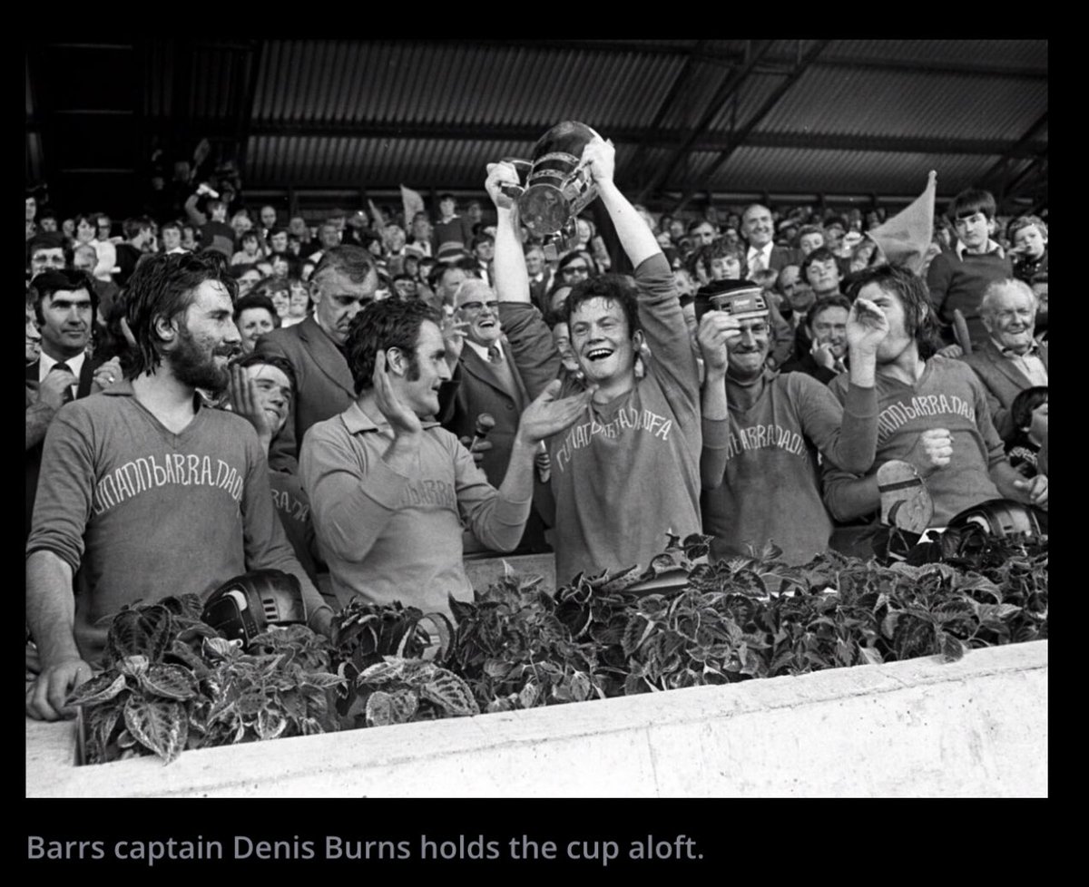 SportsHistory26's tweet photo. The @the_Barrs captain Denis Burns proudly raising aloft the Sean Óg Murphy Cup after his sides victory over the Glen in the @OfficialCorkGAA County Senior Hurling Championship Final at the old @PaircUiCha0imh on this day in 1977
 #SportingMemories #StFinbarrs 🟨🟦 #OTD #GAA #Hurling