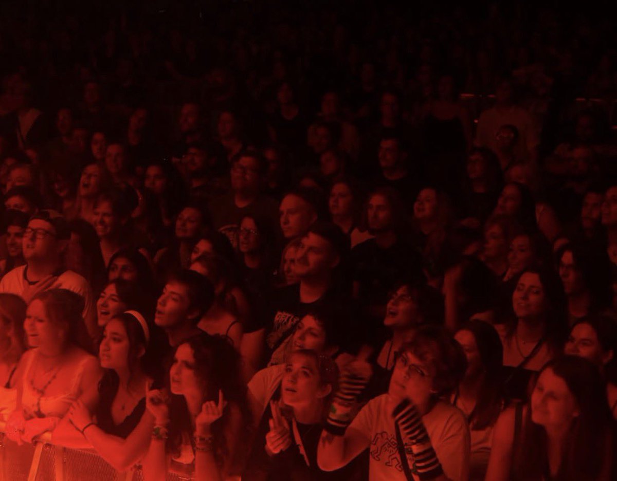 tmbnLNR's tweet photo. La discusión sobre prohibir celulares para los conciertos de Phoebe Bridgers se me hace tan inútil ahorita, sobre todo viendo las fotos del público tan atento e involucrado en los shows 🤍 https://t.co/Z7vmZetpPN