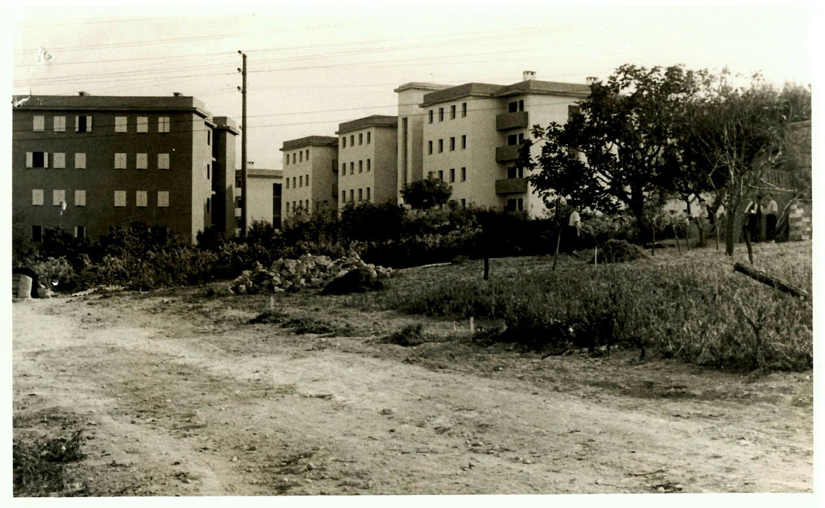 ireneuc's tweet photo. El carrer de Ceravalls rep el seu nom del propietari dels terrenys, el boter d'Hostafrancs, Antoni Ceravalls. Ceravalls, als anys 20, va urbanitzar amb cases barates els voltants del carrer, creant la barriada Ceravalls que estaria a l'origen del barri de la Florida. #HistoriaLH https://t.co/8JJ2OMmBH8